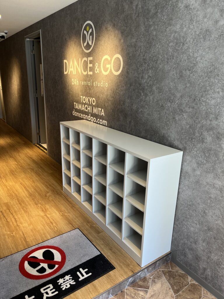 【田町三田店】ロビーに靴箱を設置いたしました。